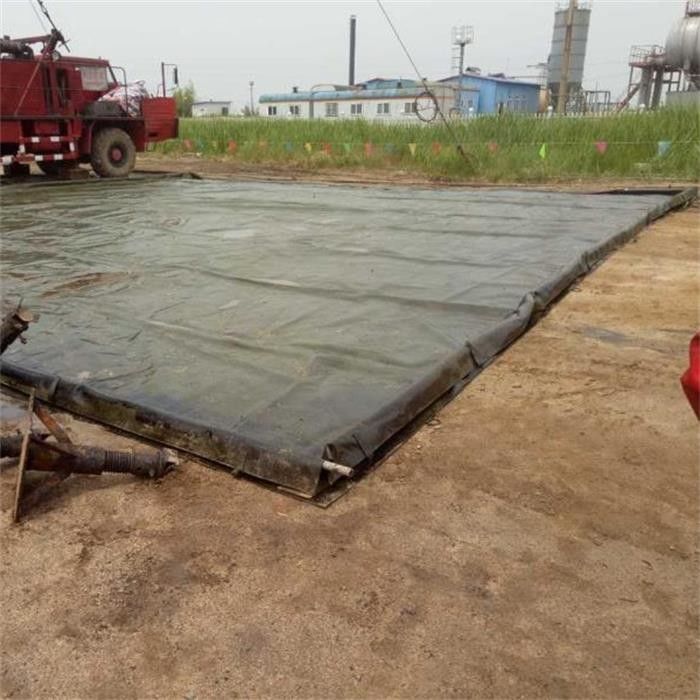 Heavy Duty PVC Oil Containment Berms , Temporary Containment Berms Fixing Auto Equipment