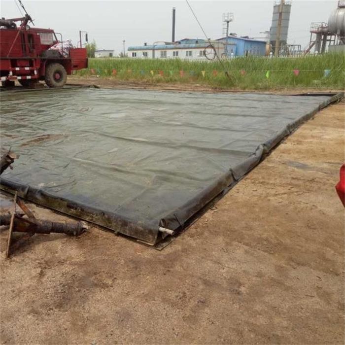 Heavy Duty PVC Oil Containment Berms , Temporary Containment Berms Fixing Auto Equipment