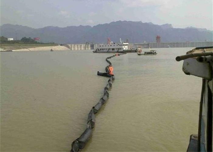 Anti Aging Spill Containment Barriers , Oil Spill Boom Good Oil Retaining Status